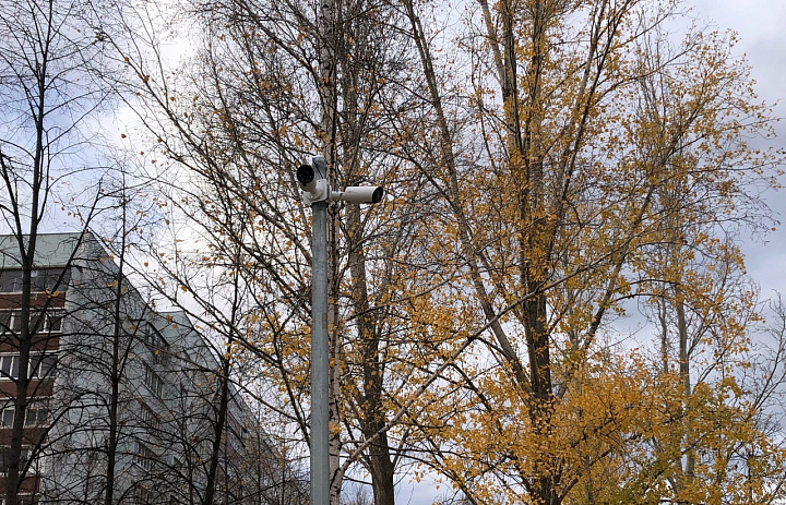 На аллее по бульвару Фестивальному установлено шесть камер видеонаблюдения.